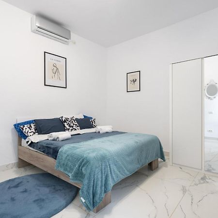 Blue-Line-Apartment-Unirii Bucarest Esterno foto
