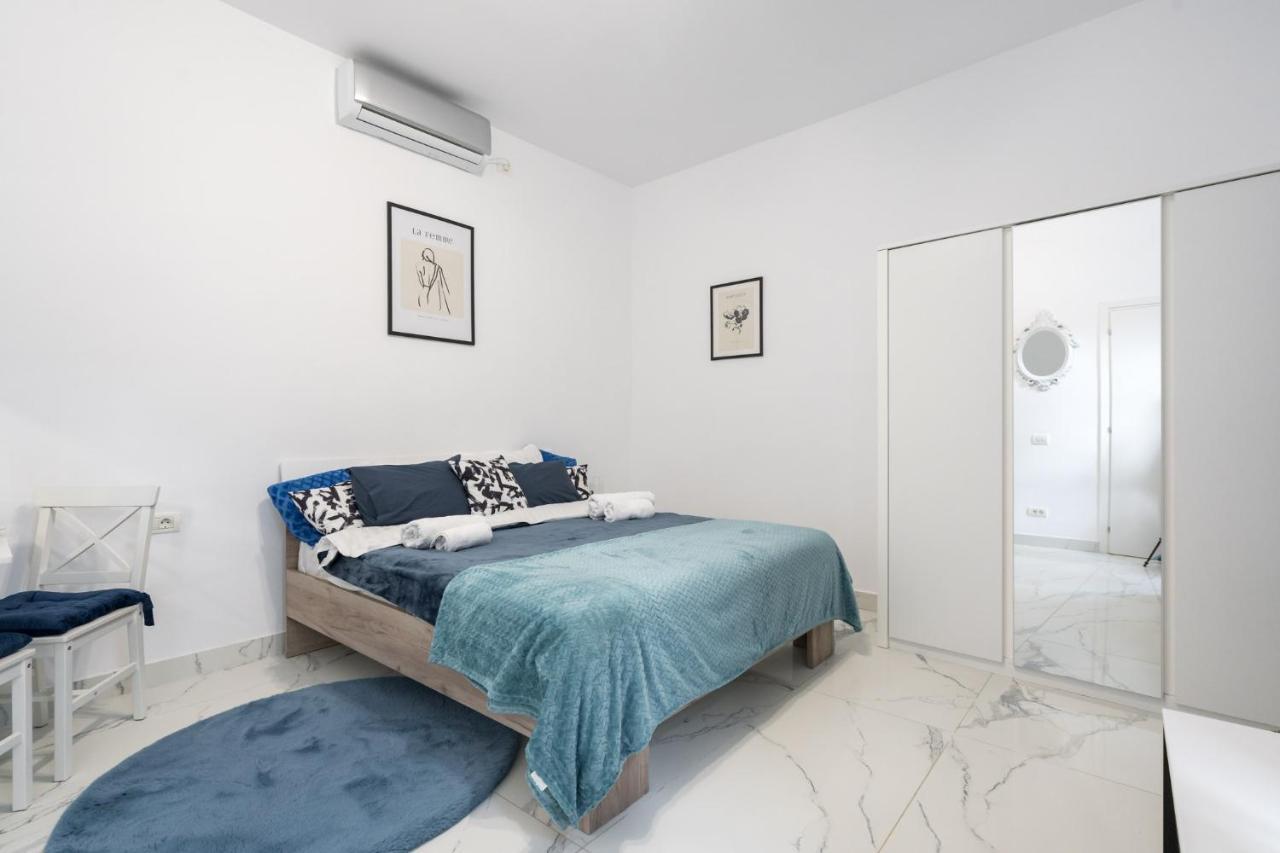 Blue-Line-Apartment-Unirii Bucarest Esterno foto
