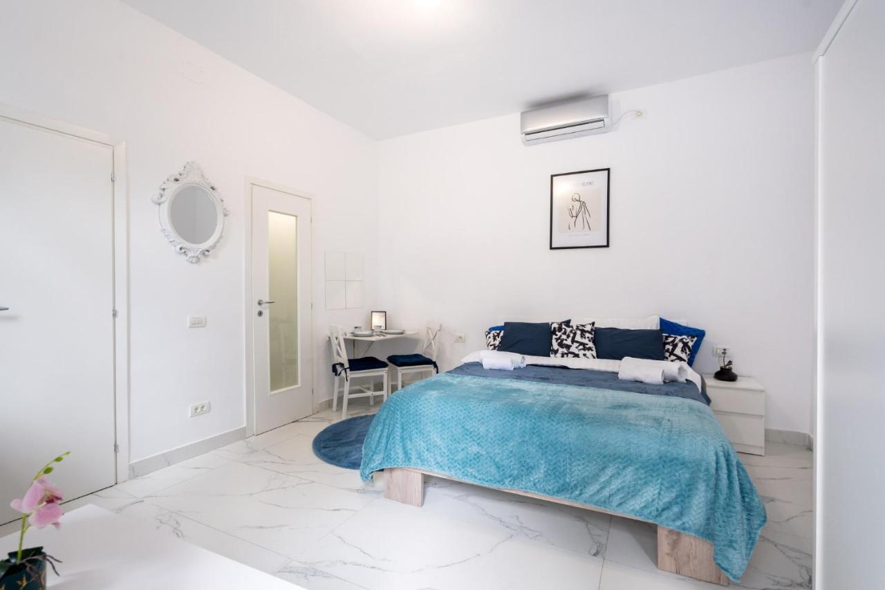 Blue-Line-Apartment-Unirii Bucarest Esterno foto