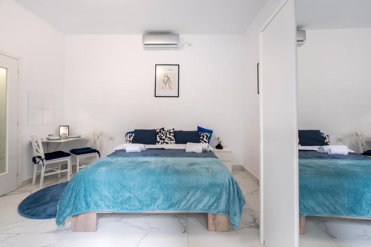 Blue-Line-Apartment-Unirii Bucarest Esterno foto