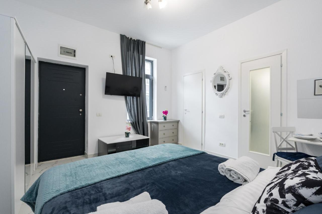Blue-Line-Apartment-Unirii Bucarest Esterno foto